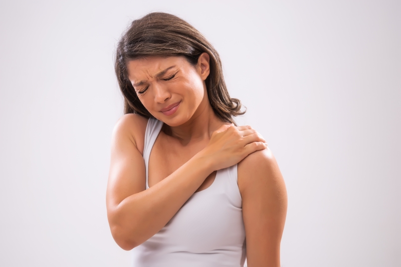 women shoulder pain